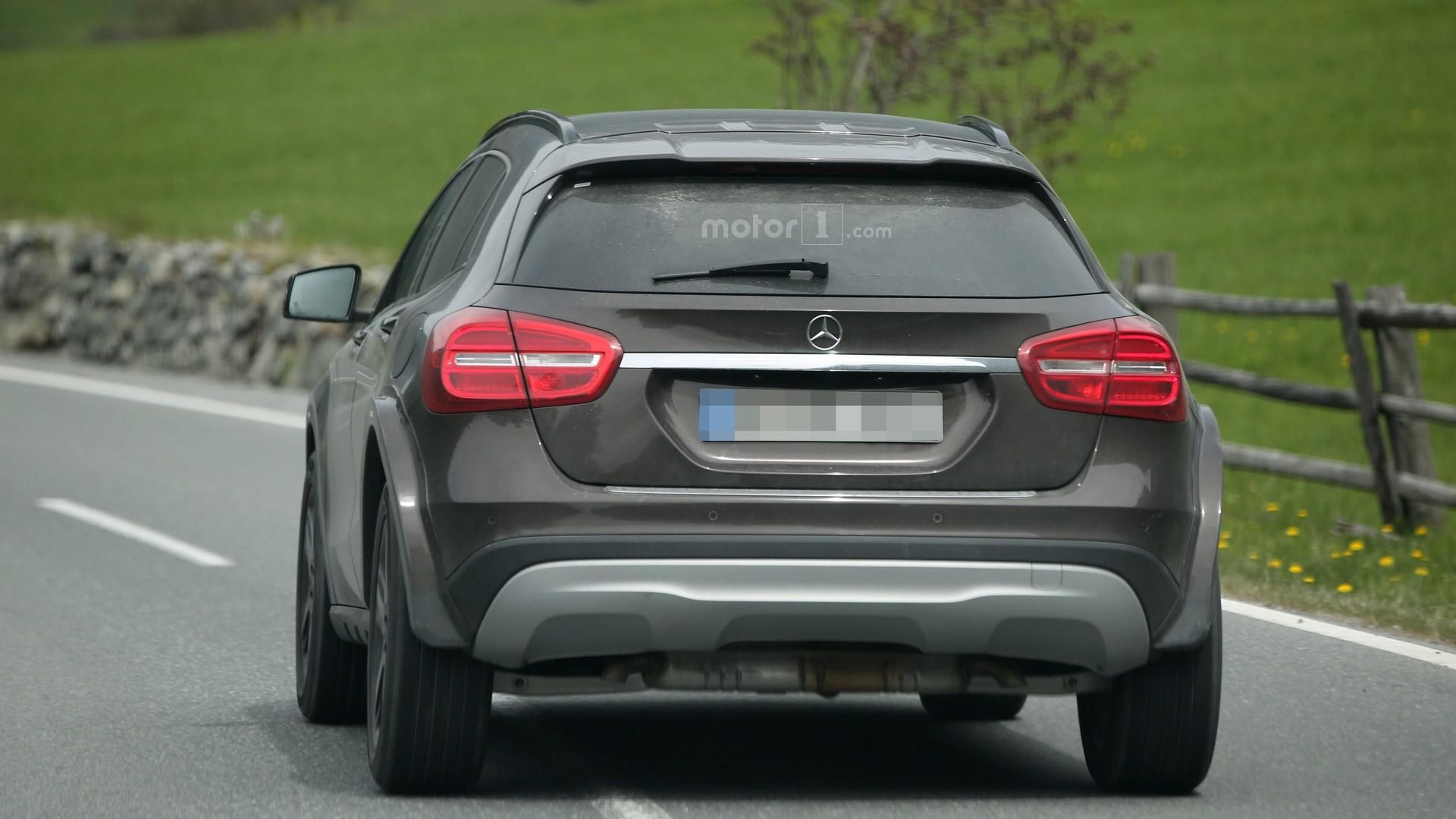 possible-mercedes-glb-spy-photo.jpg