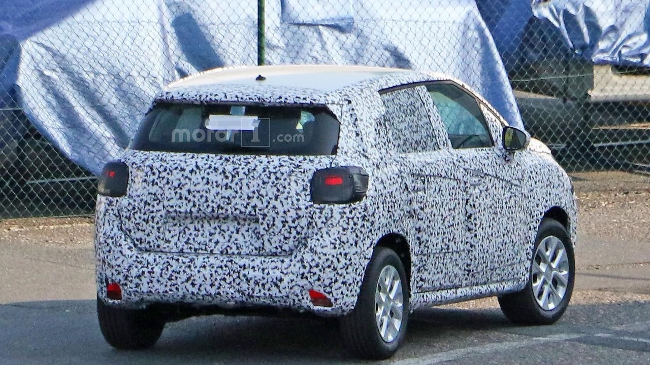 2017-citroen-c3-picasso-spy-photo.jpg