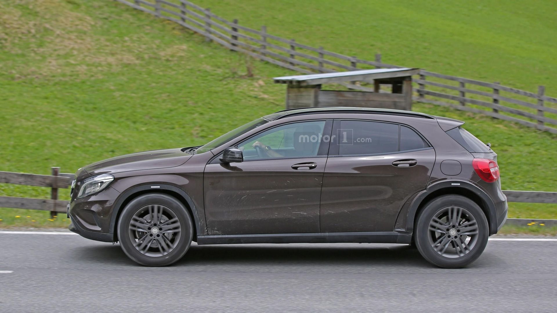 possible-mercedes-glb-spy-photo.jpg