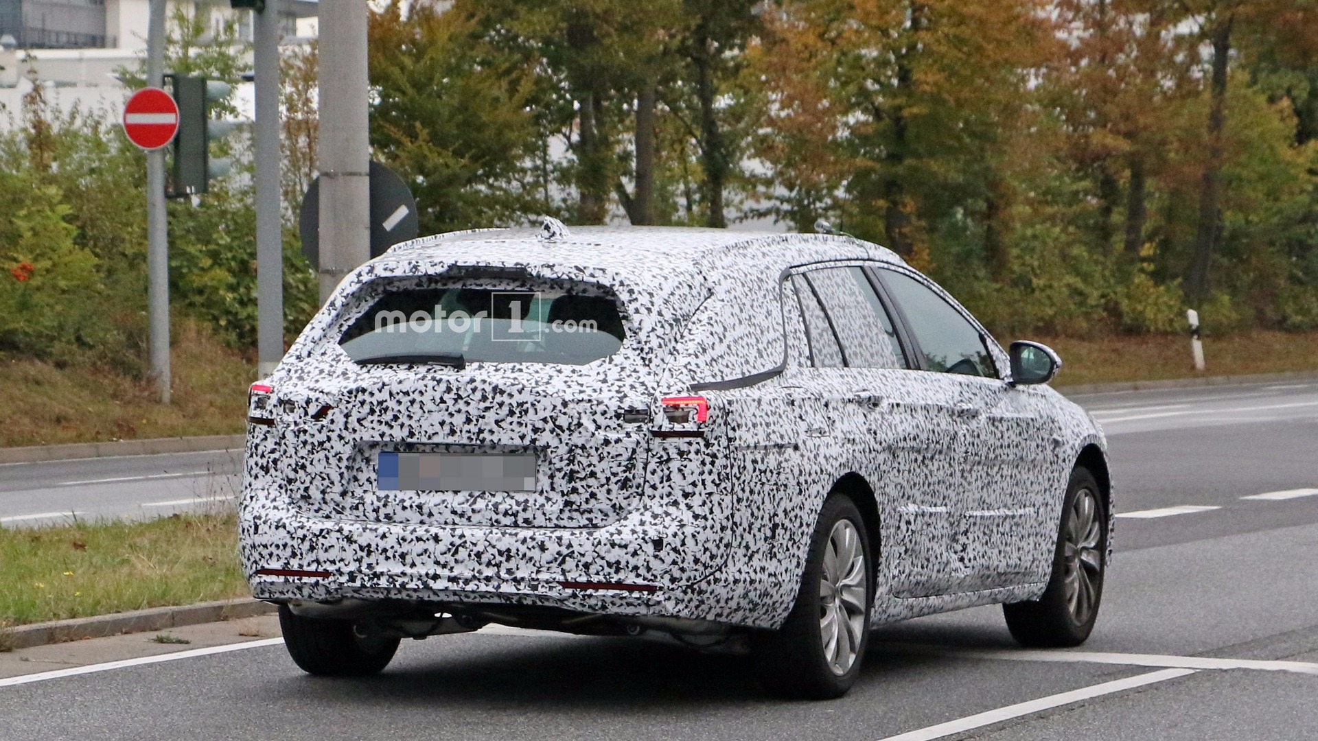 2017-opel-insignia-sports-tourer-spy-photo.jpg