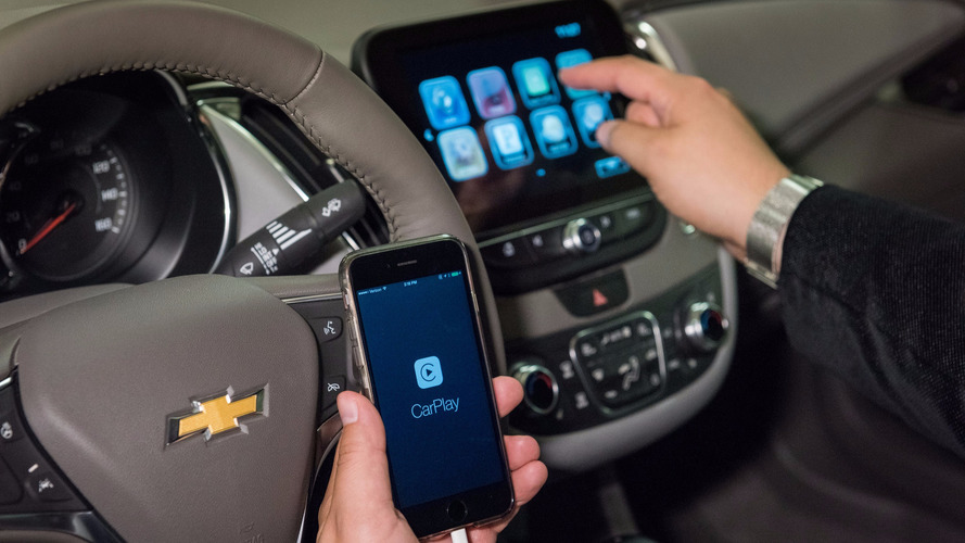 CAA poll says Canadians admit to texting stopped at red light