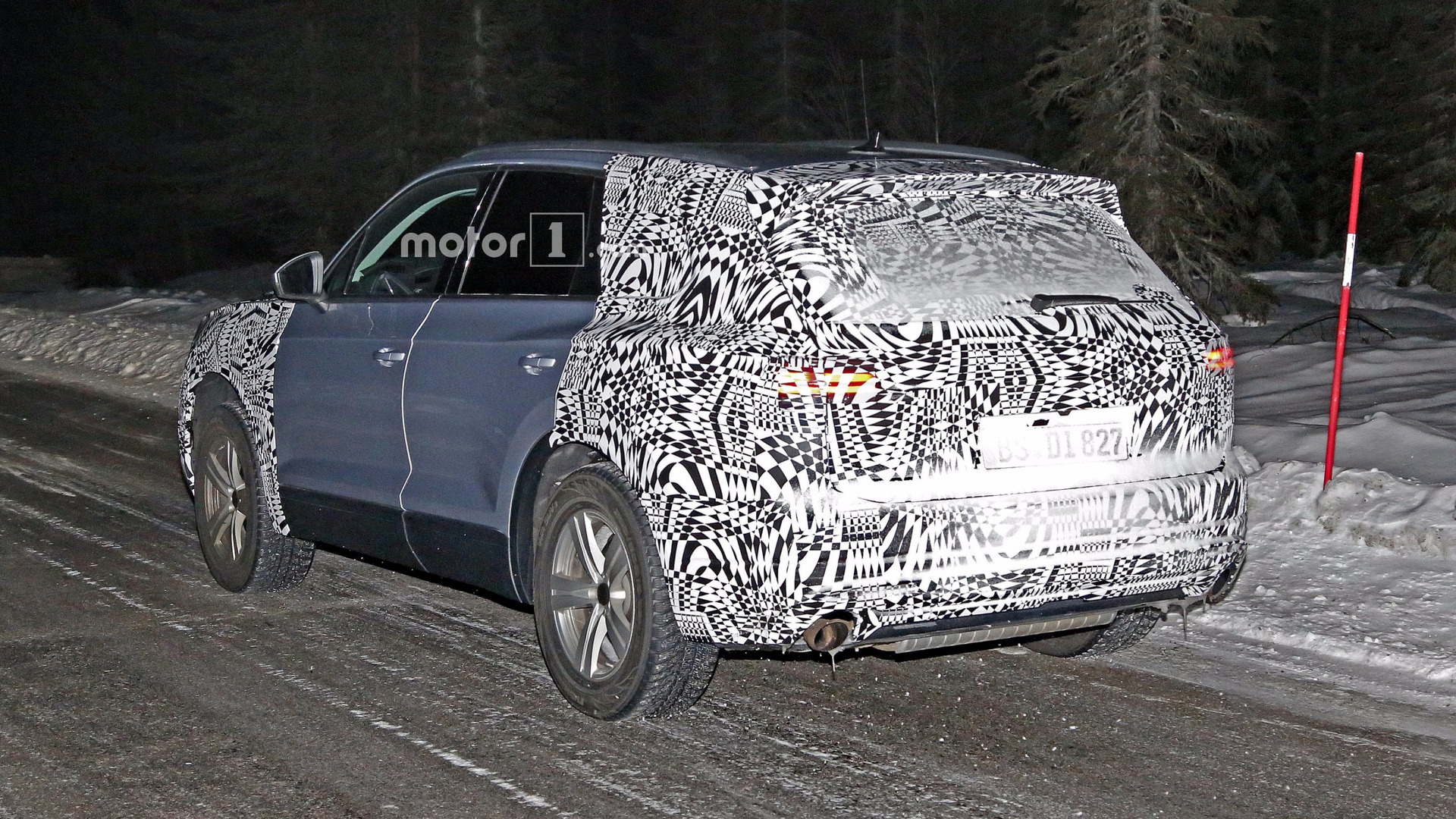 2018-vw-touareg-spy-photo.jpg