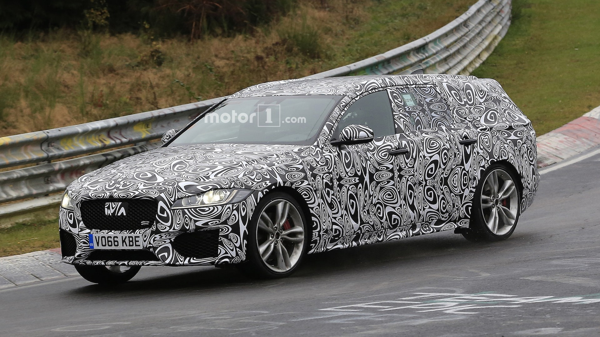 Jaguar XF Sportbrake spied showing off its assets